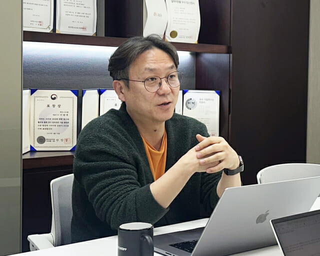 AI 기술과 결합된 모니터랩 BAS의 공격 시나리오 구성 방법에 대해 설명하고 있는 노용환 모니터랩 엔드포인트보안연구소 소장.