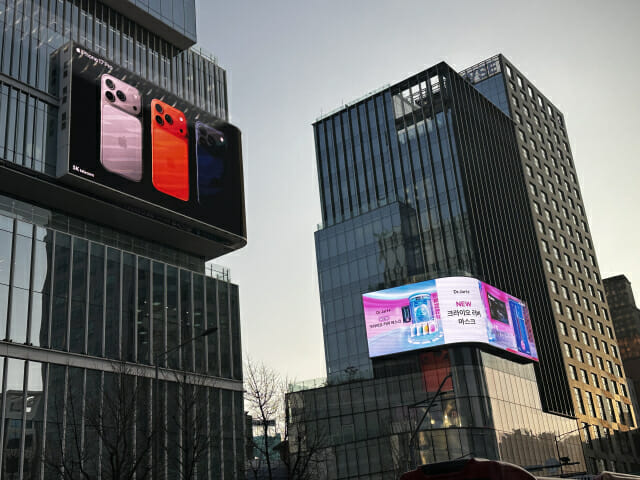 2호선 홍대입구역 인근 건물 외벽에도 대형 광고 스크린이 설치돼 있다.