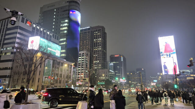 광화문 거리. 화려한 만큼이나 빛 공해로 시민들이 불편을 겪을 수 있다.