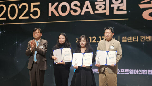 지디넷코리아 장유미 기자(왼쪽 세 번쨰)가 올해의 기자상을 수상했다. (사진=한정호 기자)