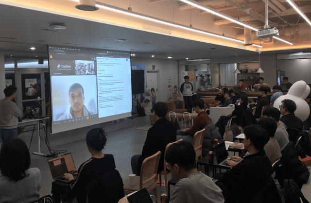 앤트로픽 시드 비다사리아 소프트웨어 엔지니어가 개발자들과 질의응답을 진행하고 있다.
