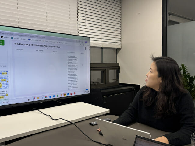 이지원 커넥셔너리 대표가 AID 기능에 대해 직접 시연하고 있다.