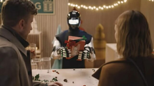 선물 포장에 진심인 로봇…영화 ‘러브 액츄얼리’ 장면 재현