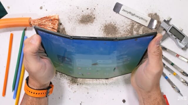 삼성 갤럭시Z 트라이폴드, 힘껏 구부렸더니