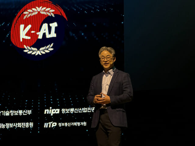 SK텔레콤은 정석은 AI CIC장이 에이닷 엑스 K1를 소개하고 있다.