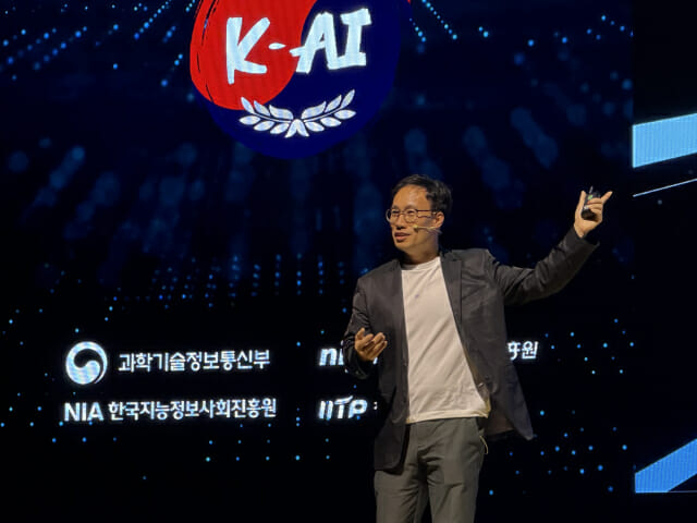 김성훈 업스테이지 대표가 솔라 100B 특장점을 강조하고 있다.