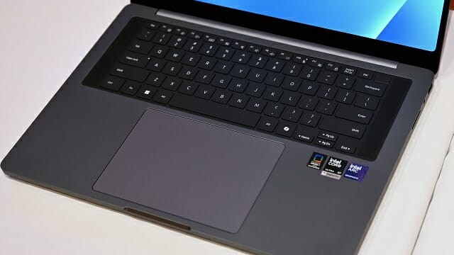 키보드와 터치패드를 좌우 대칭 구조로 재배치했다. (사진=지디넷코리아)