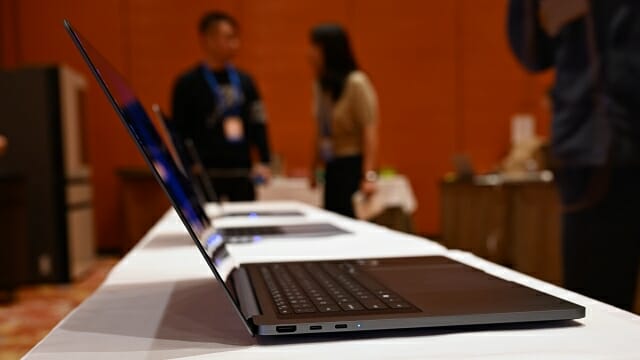 갤럭시북6 울트라. 두께는 전 세대 대비 1.1mm 줄인 15.4mm다. (사진=지디넷코리아)