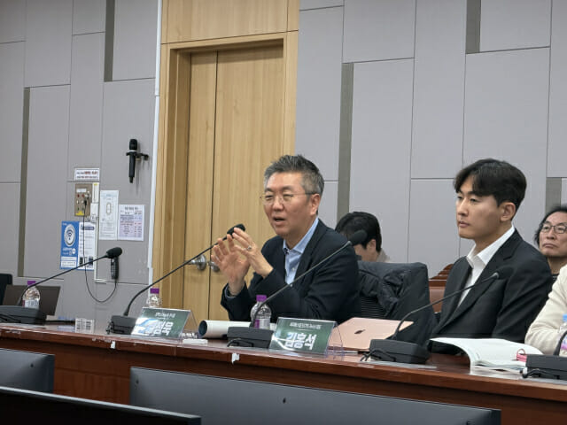 딥엑스 김정욱 부사장은 AI 인프라 구조가 데이터센터 중심에서 엣지와 온디바이스로 확장할 것이라고 예측했다.