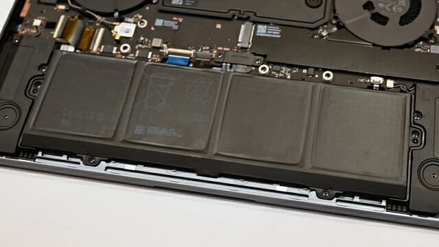 갤럭시북6 울트라에 탑재되는 고용량 배터리. (사진=지디넷코리아)