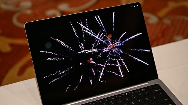 다이나믹 아몰레드 2X 터치 디스플레이. 최대 밝기를 1천 니트까지 높였다. (사진=지디넷코리아)