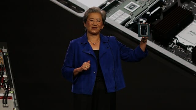 데이터센터용 AI GPU 가속기 '인스팅트 MI455X' 실물을 공개하는 리사 수 AMD CEO. (사진=지디넷코리아)