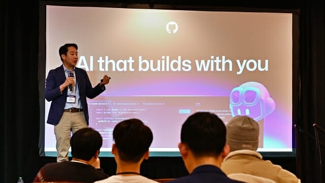 강은석 교수는 ”AI를 통제하며 책임 있게 사용하는 것이 인재들의 핵심 역할”이라고 강조했다. (사진=지디넷코리아)