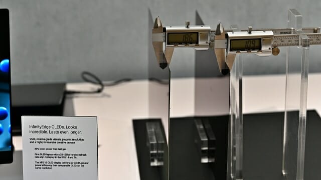 LCD(1.86mm)와 탠덤 OLED(1.09mm) 디스플레이 두께 비교. (사진=지디넷코리아)