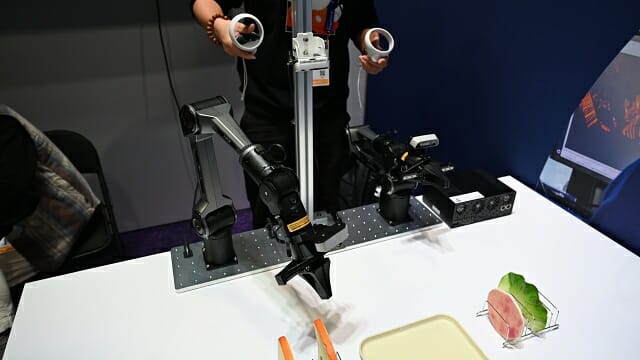 사람의 움직임을 학습해 샌드위치를 조립하는 드래곤윙 IQ10 탑재 로봇. (사진=지디넷코리아)