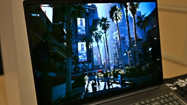 사이버펑크:2077로 2560×1600 화소, 그래픽 품질 '높음' 설정 후 벤치마크 실행 과정. (사진=지디넷코리아)