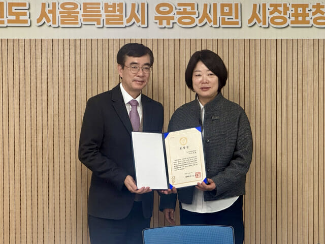 조영철 한국정보보호산업협회장(왼쪽)이 표창장을 받고 기념사진을 촬영하고 있다.