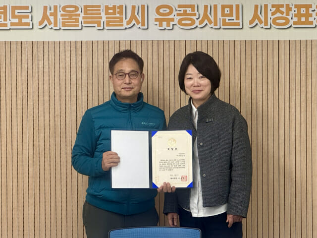 방은주 지디넷코리아 부장(왼쪽)이 강옥현 서울시 디지털도시국장에게서 표창장을 받고 있다.