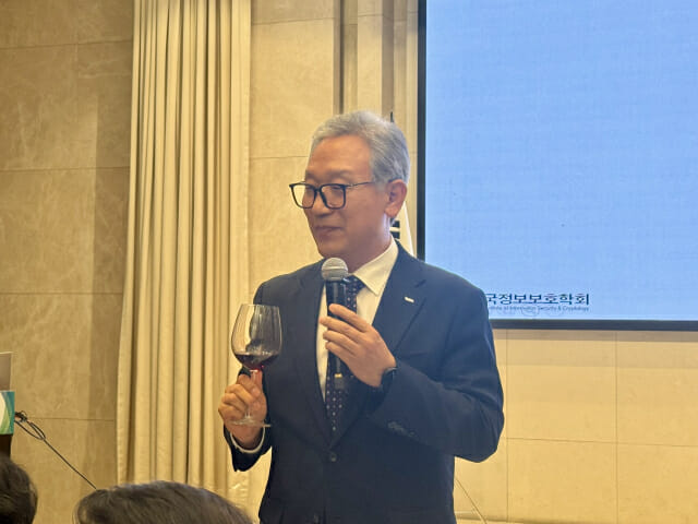 이상중 한국인터넷진흥원장이 와인잔을 들고 건배사를 하고 있다.