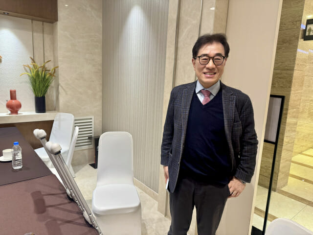 임종인 고려대 정보보호대학원 명예교수가 미소짓고 있다. 임 교수는 최근 골절 사고로 목발을 짚고 참석했다.