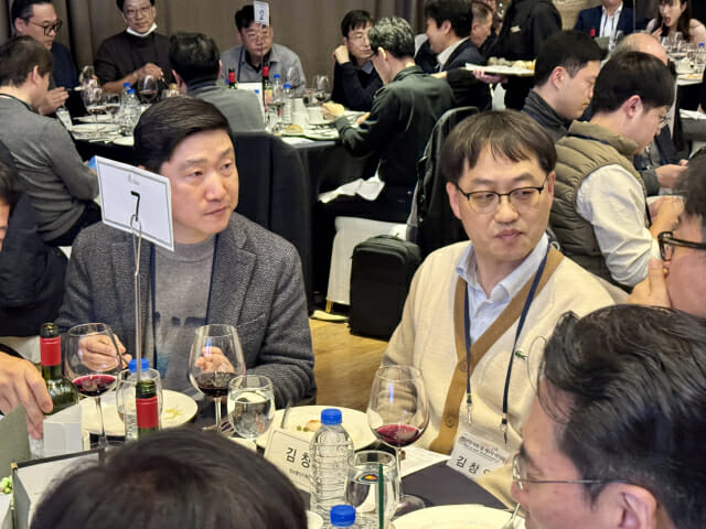 이만희 한남대 컴퓨터공학과 교수(왼쪽)와 김창오 PM이 테이블에서 오가는 대화에 집중하고 있다.