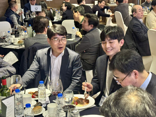 김정삼 법무법인 광장 고문(왼쪽), 정준환 사무관이 웃으며 대화하고 있다.