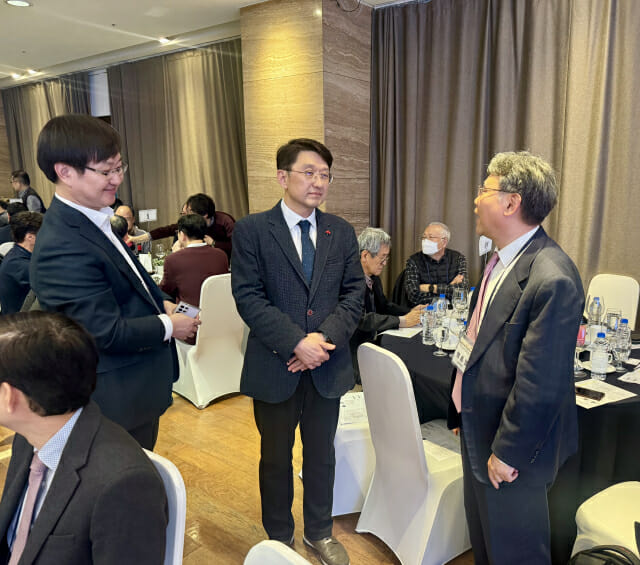 (왼쪽부터) 김범수 연세대 정보대학원 교수와 최우혁 실장, 염흥열 순천향대 정보보보학과 명예교수가 대화하고 있다.