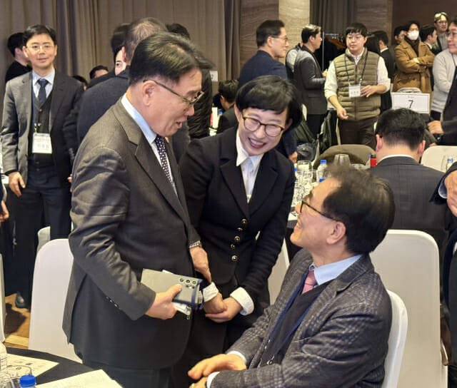(왼쪽부터)유준상 전 한국정보기술연구원(KITRI) 원장, 유지연 상명대 지능·데이터융합학부 휴먼AI공학전공 교수, 임종인 교수가 반갑게 새해 인사를 하고 있다.