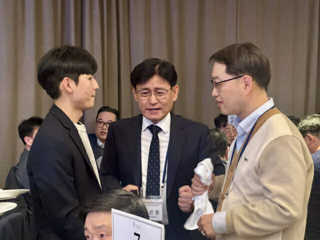 (왼쪽부터) 정준환 과학기술정보통신부 정보보호기획과 사무관, 김은중 이글루코퍼레이션 사업총괄(부사장), 김창오 정보통신기획평가원 정보보안 PM이 대화하고 있다.