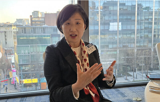 문수복 한국정보과학회장이 학회 신년회가 열린 지난 8일 포시즌스 호텔에서 지디넷코리아와 인터뷰를 하고 있다. 문 회장은 학회 53년 역사상 첫 여성 회장이다.