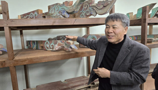 남해경 전북대 한옥건축사업단장이 전북대 고창캠퍼스에 전시된 한옥 건축 부자재에 대해 설명하고 있다.