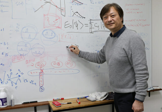 이준구 큐노바컴퓨팅 대표. 큐노바 양자우위를 설명하고 있다.(사진=지디넷코리아)