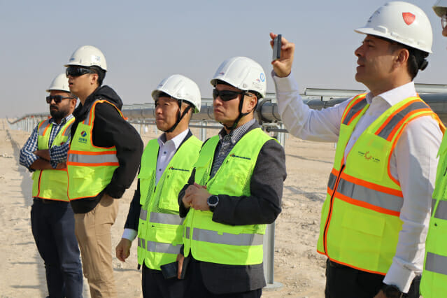 이정복 서부발전 사장(오른쪽 두 번째)이 지난 21일(현지시간) 아랍에미리트 아즈반 1.5GW 태양광발전소를 찾아 작업 현장을 점검하고 있다.