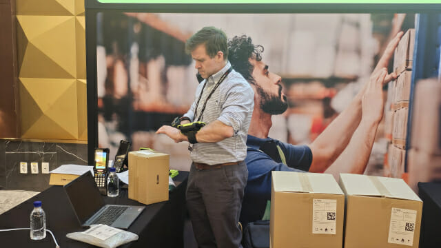 웨어러블 장비 활용해 양손이 자유롭게 제품을 검수하고 바코드를 찍을 수 있다(사진=남혁우 기자)