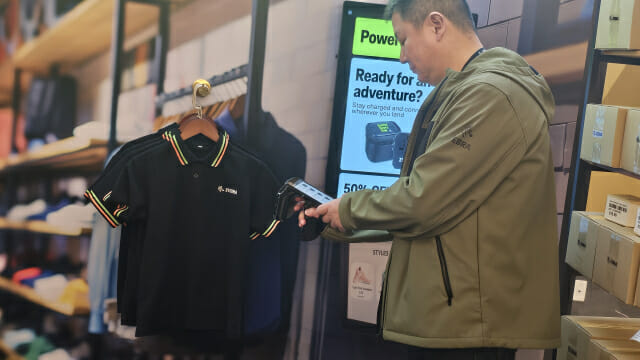 스캐너를 이용해 제품에 입력된 RFID를  확인하는 것 만으로 단말기에 정보를 입력할 수 있다(사진=남혁우 기자)