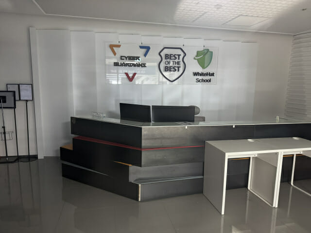 텅 비어 있는 BoB센터 프론트데스크.