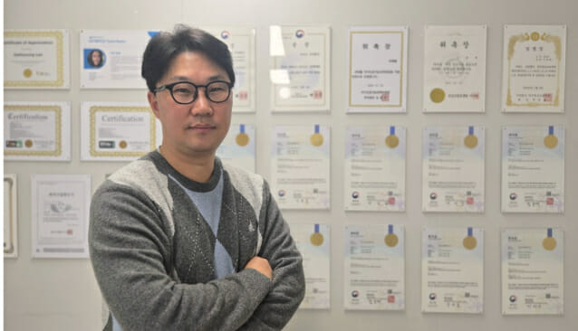 이재형 옥타코 대표가 자사가 받은 각종 인증과 표창을 배경으로 포즈를 취했다.