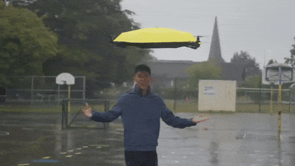 [영상] 손 안 쓰고 비 피한다…‘날아다니는 우산’ 화제