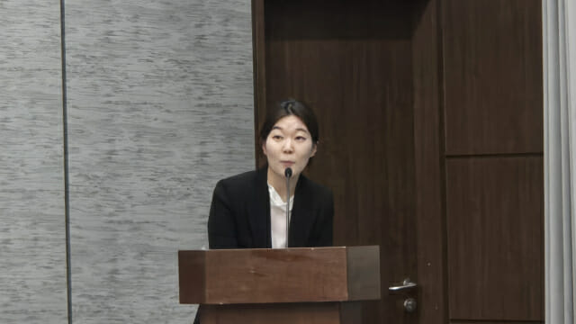 구민주 개보위 AI프라이버시 팀장이 행사 사회를 보고 있다.