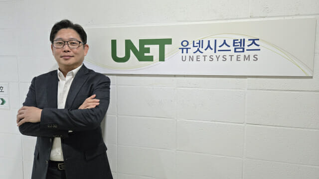 안기동 대표가 회사 CI를 배경으로 포즈를 취했다.