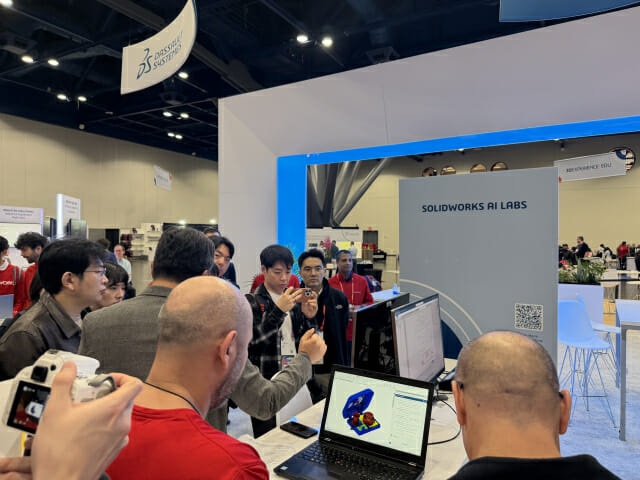 다쏘시스템 부스에 마련된 솔리드웍스 AI 랩스에 관람객들이 모였다.