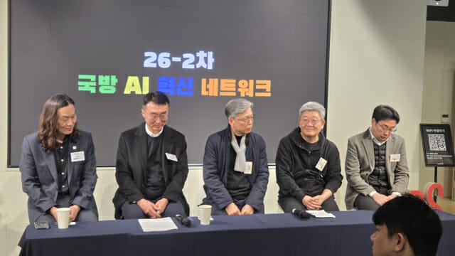 패널들이 이야기를 하고 있다. 왼쪽부터 한 CTO, 육군 관계자, 박삼준 KRIT PD, 류형규 리얼월드 CPO, 박일우 한국산업기술기획평가원(KEIT) 로봇PD.