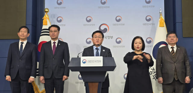 김성환 기후에너지환경부 장관(가운데)이 12일 서울특별시·경기도·인천광역시 등 수도권 3개 시도와 합의한 ‘직매립금지 제도의 안정적 이행방안’을 발표하고 있다.