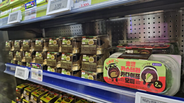 서울 시내 이마트24 매장에 두바이 관련 디저트 제품이 진열돼 있다.