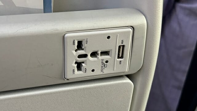 일부 항공기는 앞 좌석에 플러그를 마련하기도 한다. (사진=지디넷코리아)