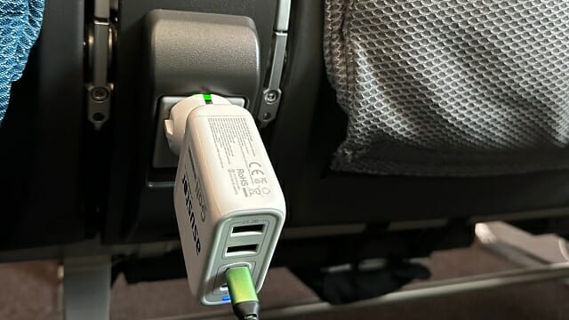 부피가 큰 충전기는 옆 자리 승객이 지나다닐 때 방해가 될 수 있다. (사진=지디넷코리아)