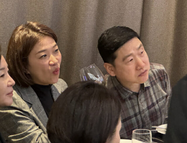 정은아 수산아이앤티 대표(왼쪽)와 이만희 한남대 컴퓨터공학과 교수가 오경수 명예회장이 설명하는 그림을  주의깊게 보고 있다.