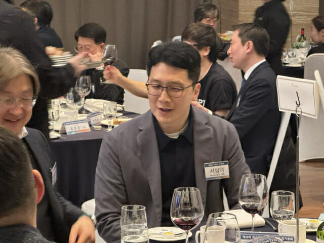 대화 중인 서상덕 S2W 대표.