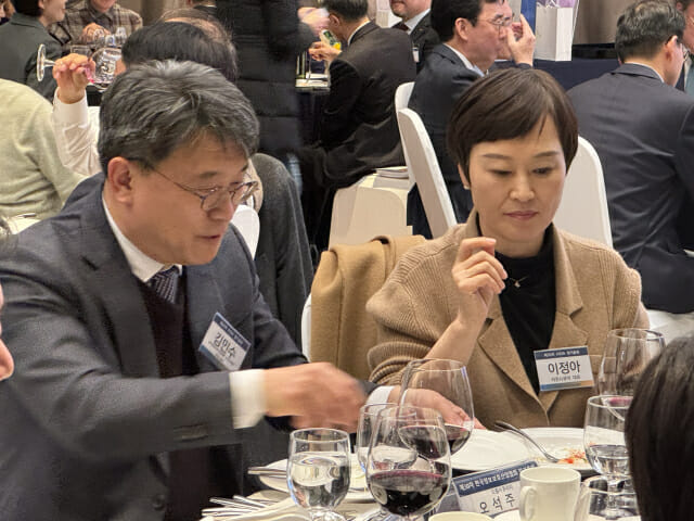 김민수 LS웨어 대표(왼쪽)와 이정아 라온시큐어 대표가 식사를 하며 대화를 하고 있다.