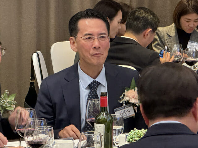 신용석 토스페이먼츠 CISO(전 사이버안보비서관)가 건배사를 경청하고 있다.